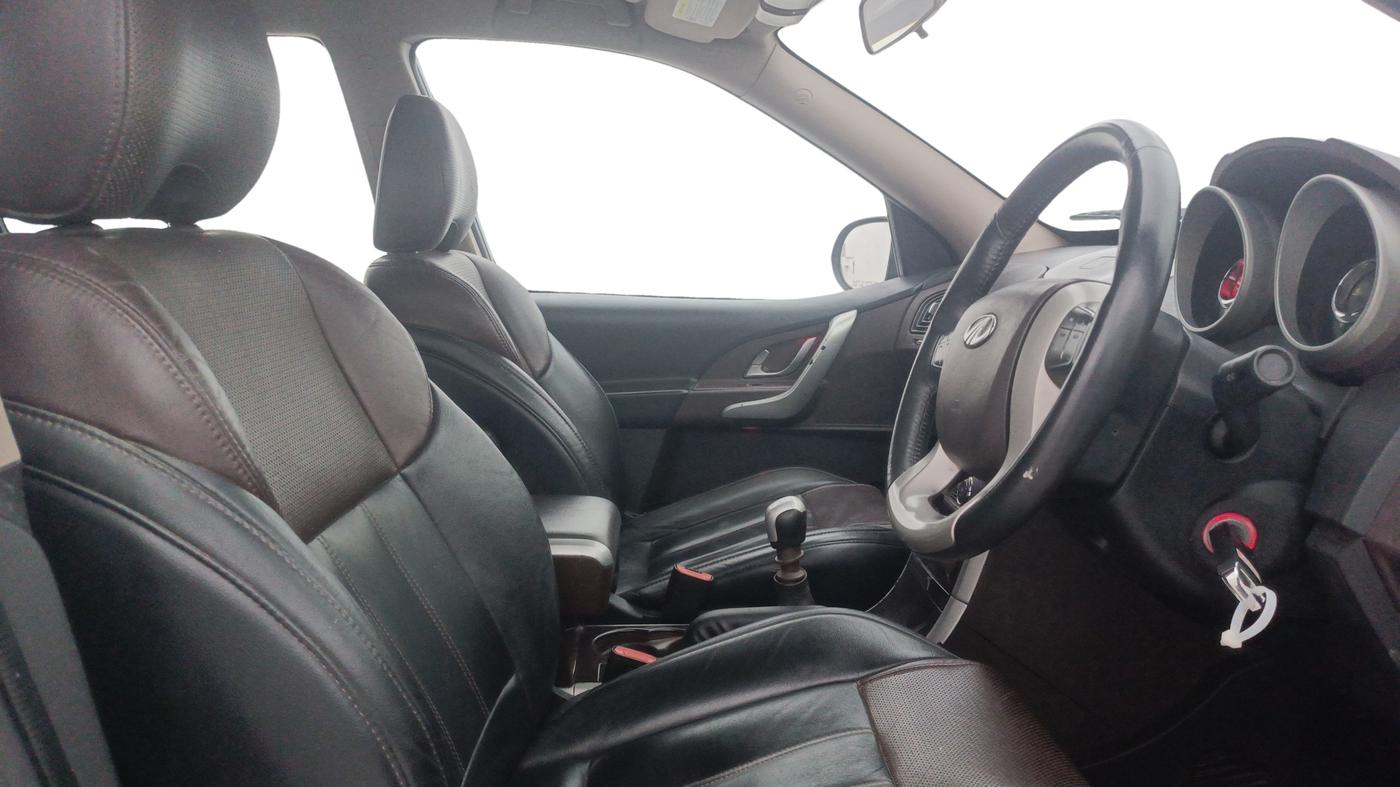 2014 Mahindra XUV500 W8, Diesel, Manual, 92,798 km, Right Side Front Door Cabin