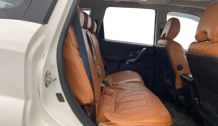 2020 Mahindra XUV500 W9, Diesel, Manual, 1,11,913 km, Right Side Rear Door Cabin