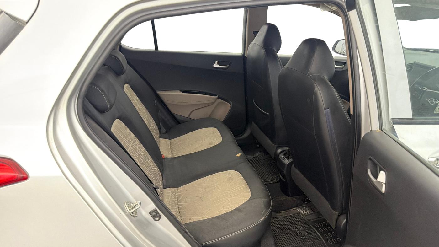 2015 Hyundai Grand i10 ASTA AT 1.2 KAPPA VTVT, Petrol, Automatic, 30,270 km, Right Side Rear Door Cabin