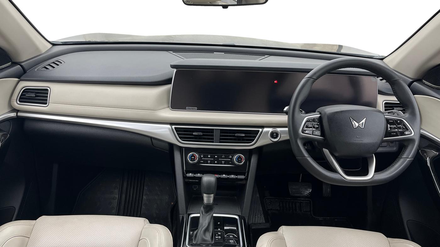 2023 Mahindra XUV700 AX 7 LUXURY P AT 7 STR, Petrol, Automatic, 36,778 km, Dashboard