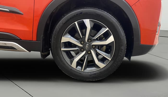 2019 Mahindra XUV300 W8 (O) 1.2 PETROL, Petrol, Manual, 1,00,168 km, Right Front Wheel
