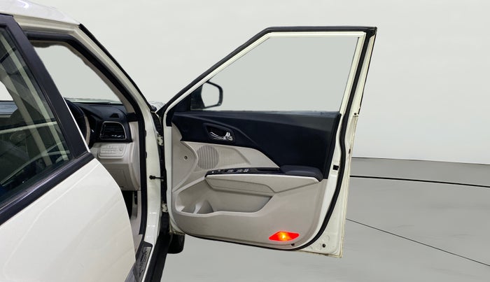2020 Mahindra XUV300 W8 (O) 1.2 PETROL, Petrol, Manual, 28,357 km, RHS Front Door