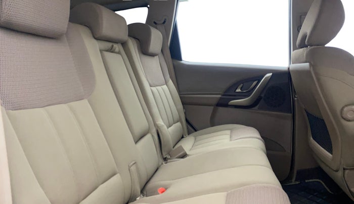 2014 Mahindra XUV500 W6, Diesel, Manual, 1,22,180 km, Right Side Rear Door Cabin