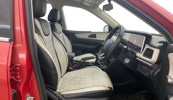 2021 Mahindra XUV700 AX 5 P MT 5 STR, Petrol, Manual, 83,425 km, Right Side Front Door Cabin