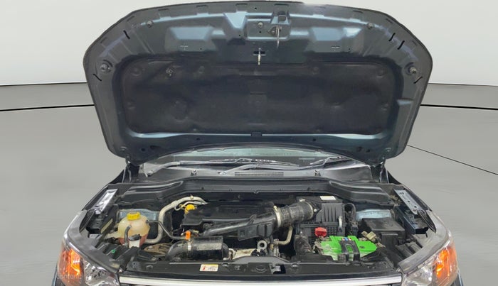 2022 Mahindra XUV300 W6 1.2 PETROL, Petrol, Manual, 39,602 km, Open Bonet