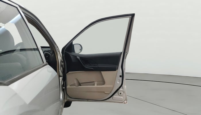 2016 Mahindra XUV500 W4, Diesel, Manual, 84,397 km, RHS Front Door