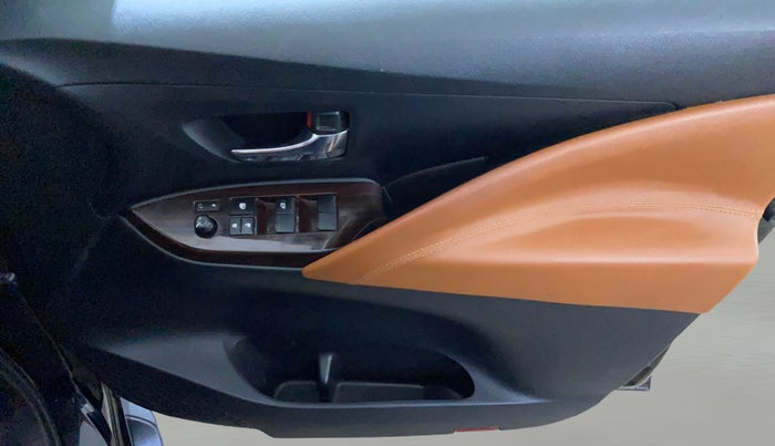 2022 Toyota Innova Crysta 2.7 GX AT 7 STR, Petrol, Automatic, 28,249 km, Driver Side Door Panels Control