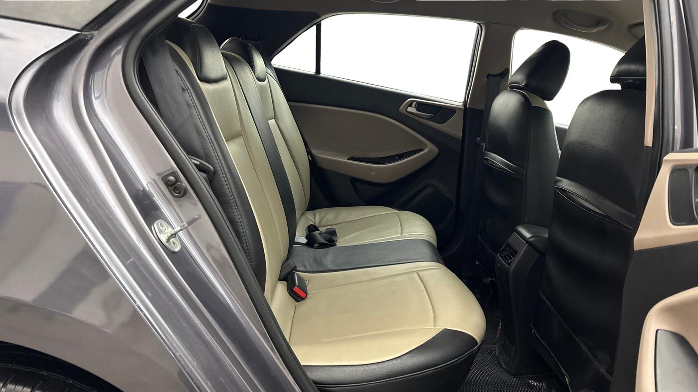 2014 Hyundai Elite i20 SPORTZ 1.4 (O) CRDI, Diesel, Manual, 1,18,322 km, Right Side Rear Door Cabin