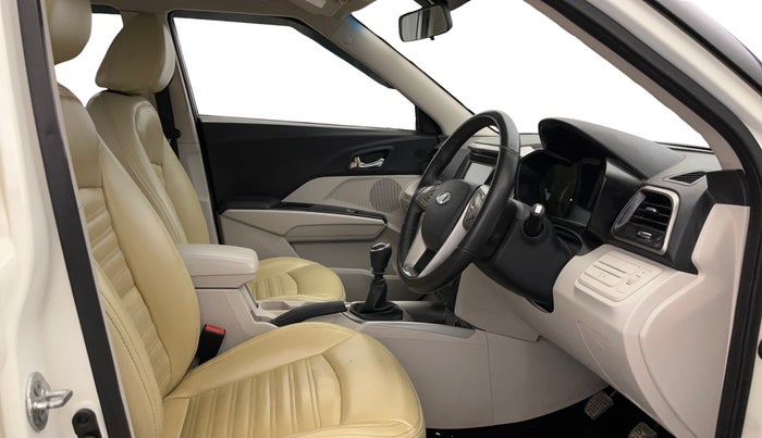 2022 Mahindra XUV300 W8 1.2 PETROL, Petrol, Manual, 45,817 km, Right Side Front Door Cabin