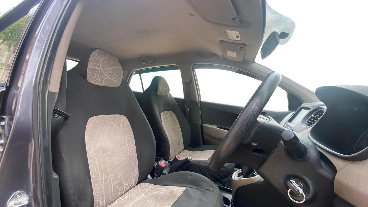 2017 Hyundai Grand i10 SPORTZ (O) 1.2 KAPPA VTVT, Petrol, Manual, 1,22,106 km, Right Side Front Door Cabin