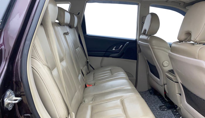 2017 Mahindra XUV500 W10, Diesel, Manual, 83,342 km, Right Side Rear Door Cabin