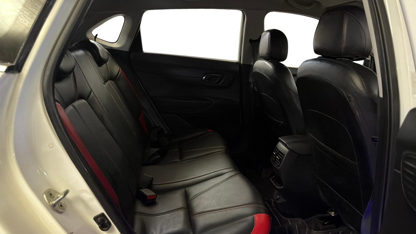 2022 Hyundai NEW I20 Sportz 1.2 IVT, Petrol, Automatic, 1,21,970 km, Right Side Rear Door Cabin