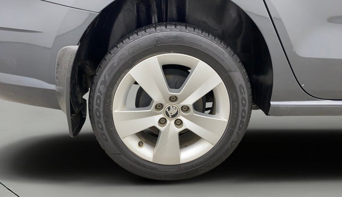 2018 Skoda Rapid AMBITION 1.6 MPI MT, Petrol, Manual, 36,544 km, Right Rear Wheel