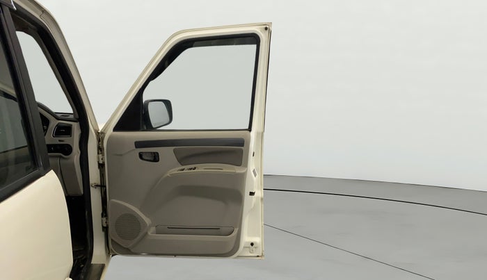 2020 Mahindra Scorpio S9, Diesel, Manual, 1,40,132 km, RHS Front Door