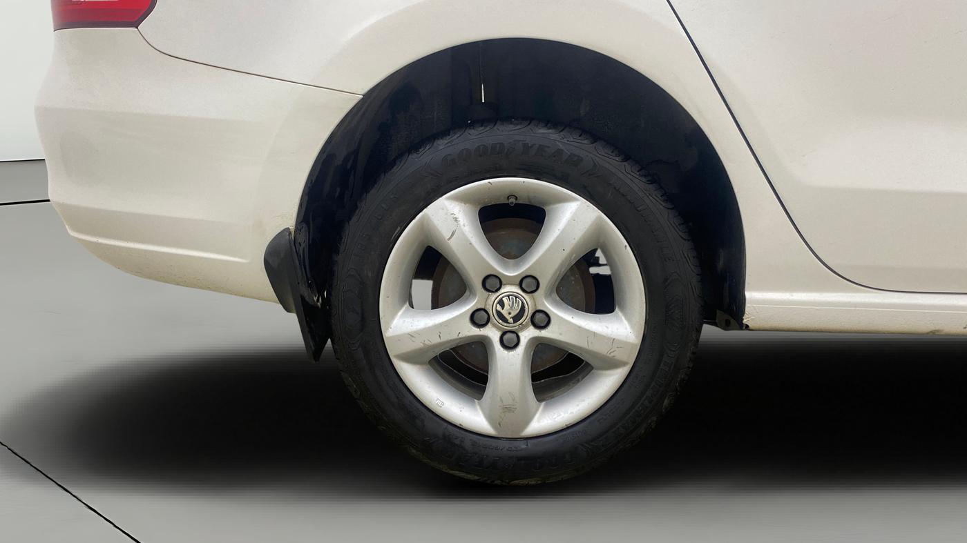 2014 Skoda Rapid AMBITION 1.6 MPI AT PLUS, Petrol, Automatic, 50,687 km, Right Rear Wheel