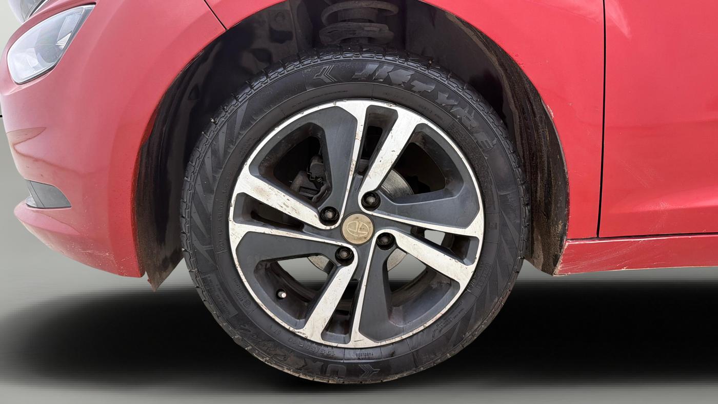 2020 Tata ALTROZ XZ PETROL, Petrol, Manual, 1,02,514 km, Left Front Wheel