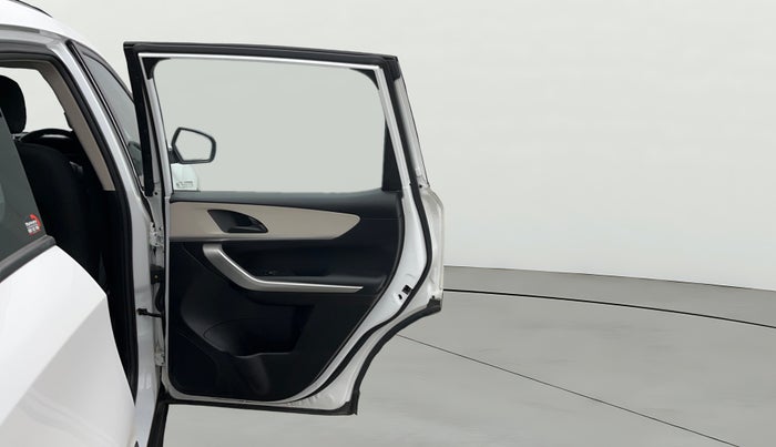 2023 Mahindra XUV700 MX P MT 5 STR, Petrol, Manual, 23,750 km, RHS Rear Door