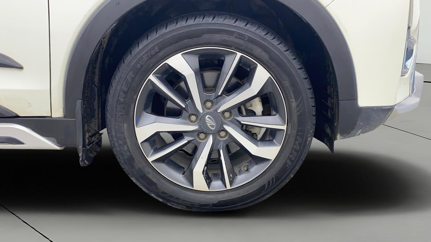 2020 Mahindra XUV300 W8 (O) 1.2 PETROL, Petrol, Manual, 34,817 km, Right Front Wheel