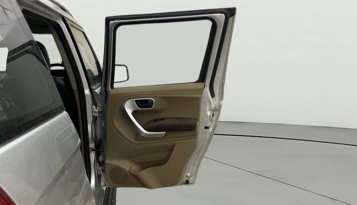 2016 Mahindra TUV300 T8, Diesel, Manual, 1,19,162 km, RHS Rear Door