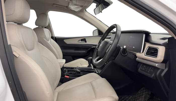 2021 Mahindra XUV700 AX 7 P MT 7 STR, Petrol, Manual, 36,585 km, Right Side Front Door Cabin
