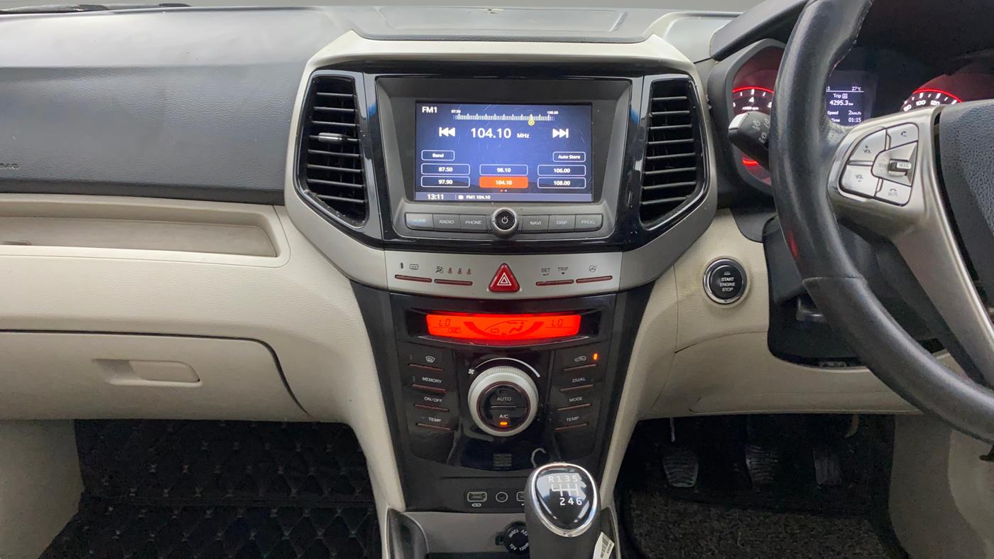 2020 Mahindra XUV300 W8 (O) 1.2 PETROL, Petrol, Manual, 1,03,639 km, Air Conditioner