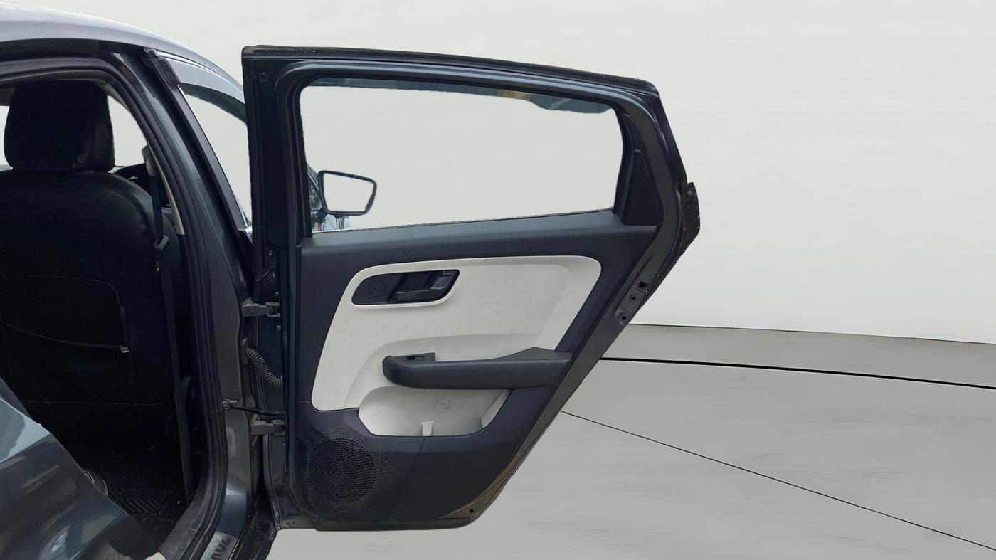 2023 Tata ALTROZ XM PLUS SUNROOF, CNG, Manual, 35,209 km, RHS Rear Door