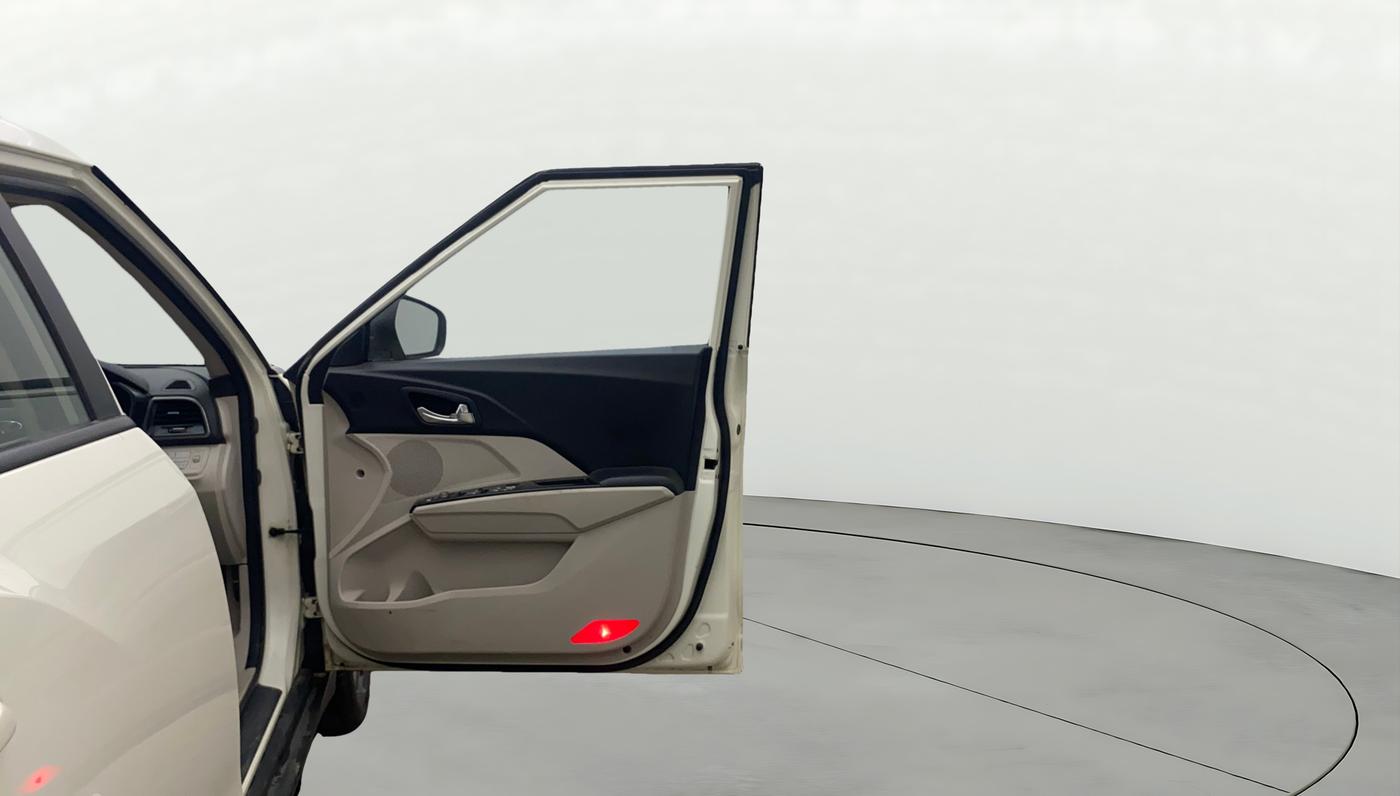2021 Mahindra XUV300 W8 (O) 1.5 DIESEL AMT, Diesel, Automatic, 1,23,050 km, RHS Front Door