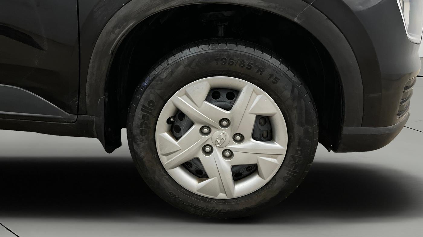 2022 Hyundai VENUE S 1.2, Petrol, Manual, 32,325 km, Right Front Wheel