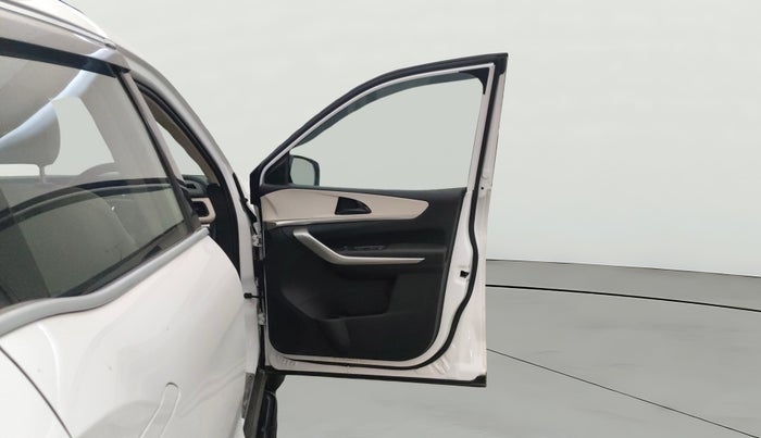 2022 Mahindra XUV700 MX P MT 5 STR, Petrol, Manual, 12,995 km, RHS Front Door