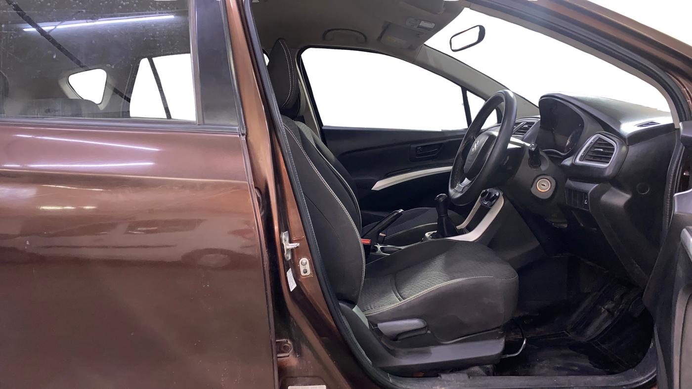 2015 Maruti S Cross SIGMA 1.3, Diesel, Manual, 78,577 km, Right Side Front Door Cabin