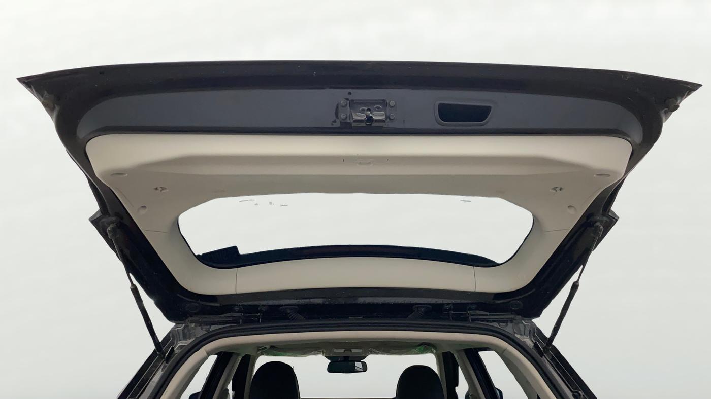 2023 Mahindra XUV300 W8 (O) 1.2 PETROL, Petrol, Manual, 27,880 km, Boot Door Open