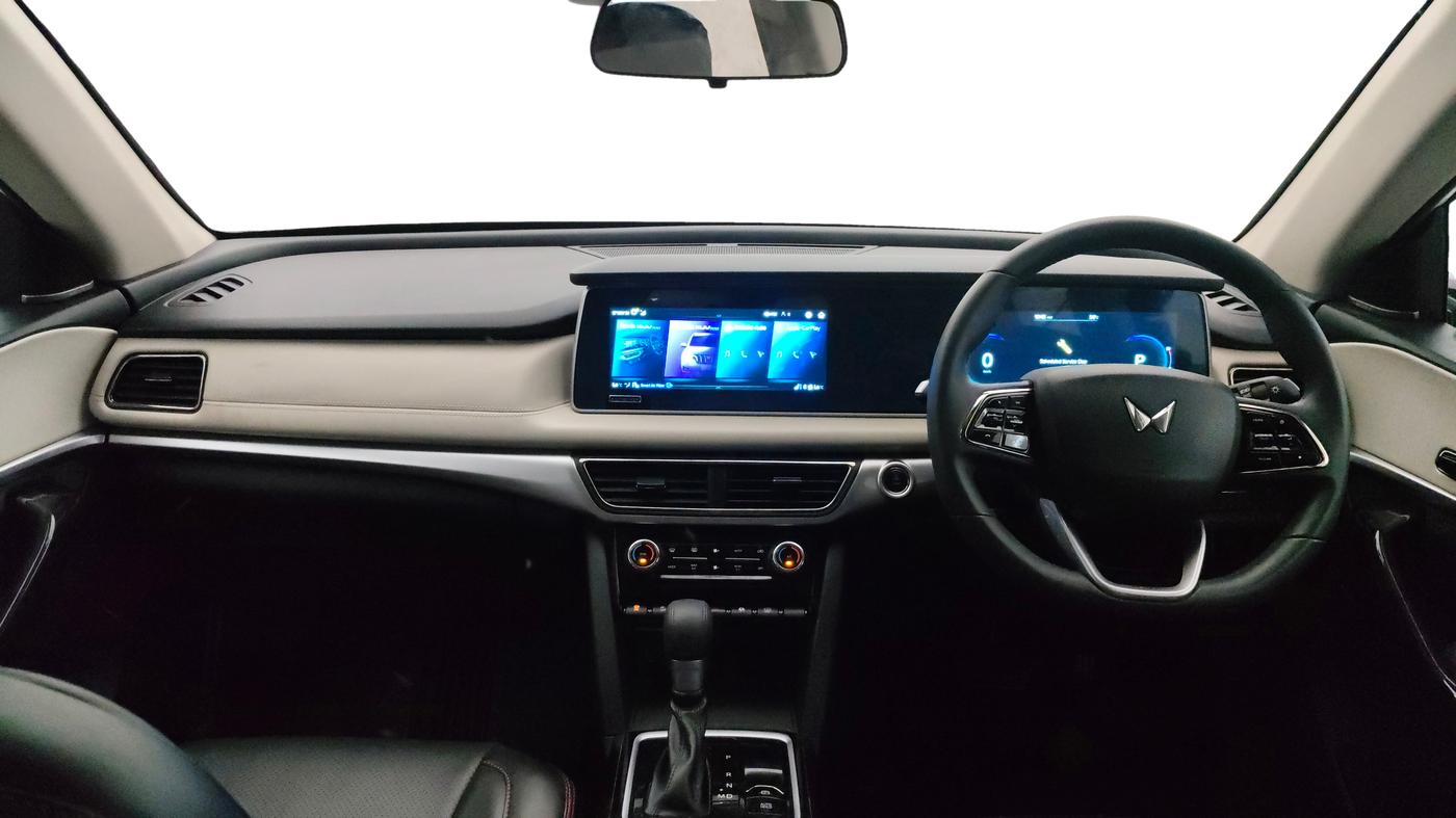 2025 Mahindra XUV700 AX 7 LUXURY P AT 7 STR, Petrol, Automatic, 8,456 km, Dashboard