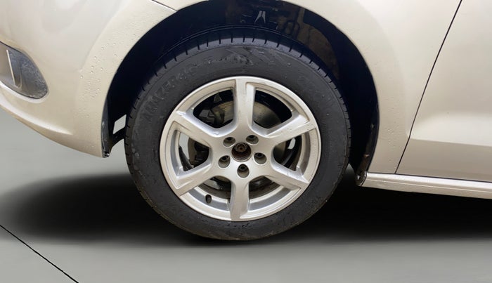 2013 Volkswagen Vento HIGHLINE DIESEL 1.6, Diesel, Manual, 99,563 km, Left Front Wheel