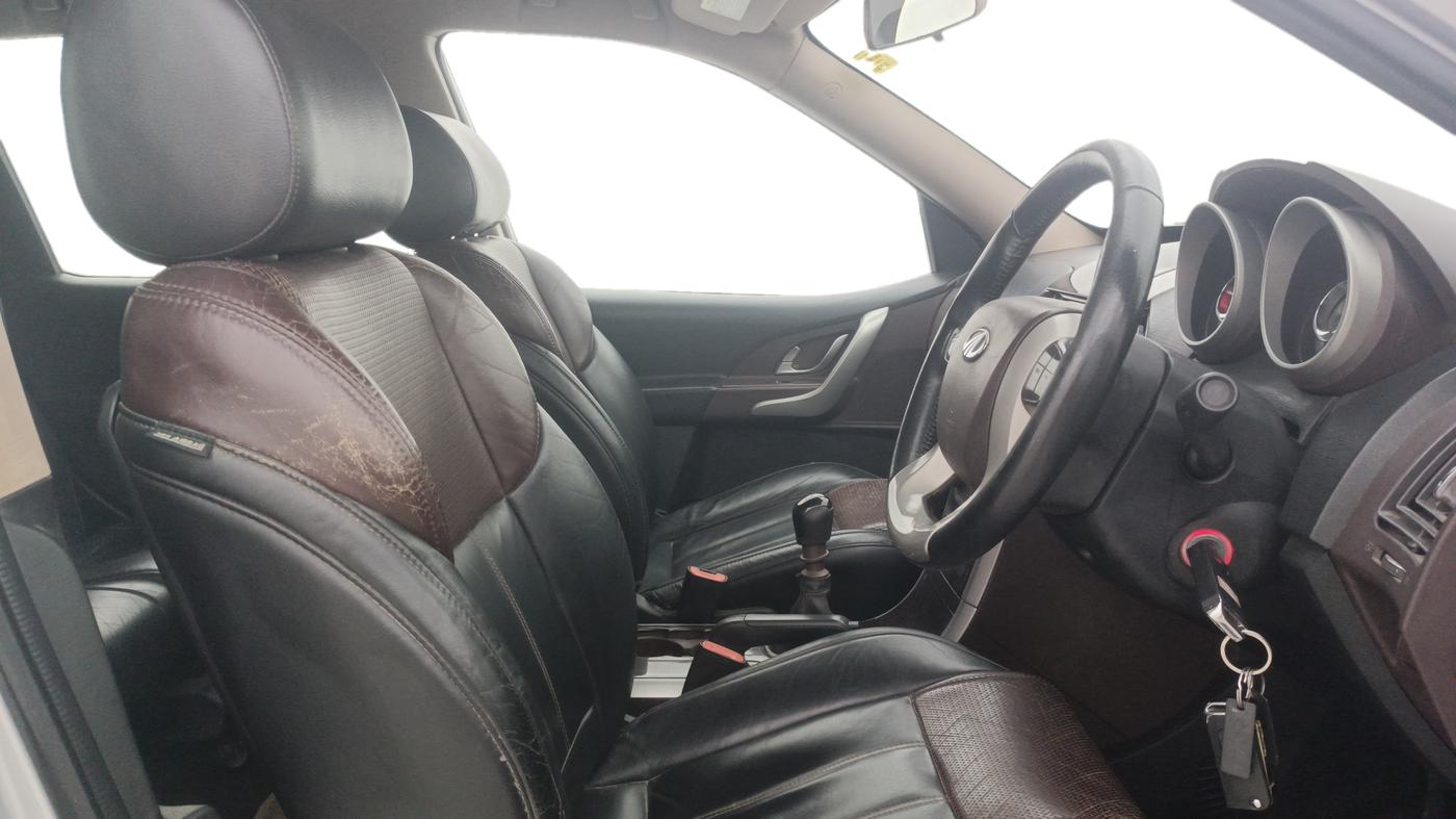 2013 Mahindra XUV500 W8, Diesel, Manual, 1,40,932 km, Right Side Front Door Cabin