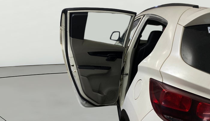 2017 Mahindra Kuv100 K8 6 STR, CNG, Manual, 31,677 km, LHS Rear Door