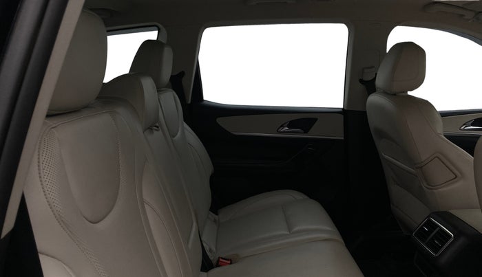 2024 Mahindra XUV700 AX 7 LUXURY D AT 7 STR, Diesel, Automatic, 28,342 km, Right Side Rear Door Cabin