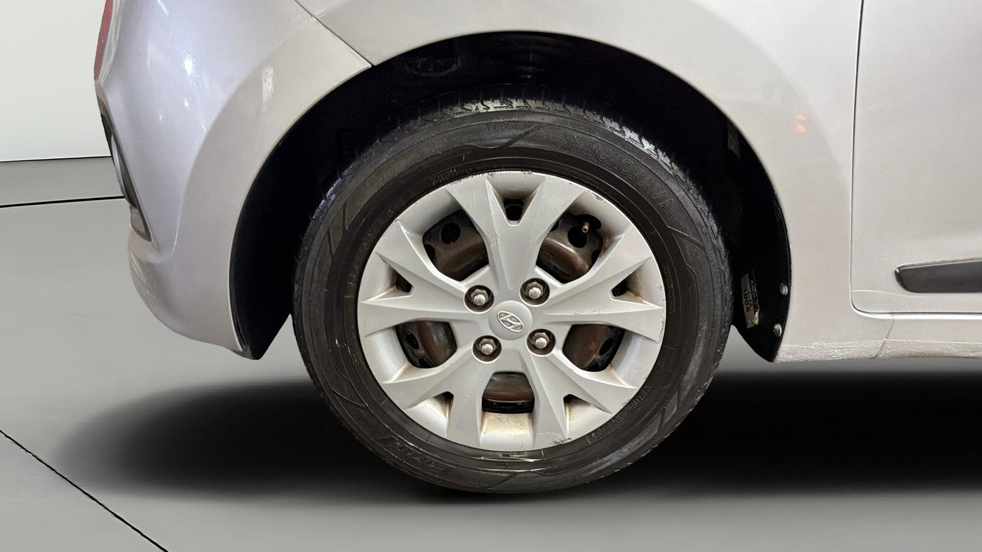 2016 Hyundai Grand i10 SPORTZ 1.2 KAPPA VTVT, Petrol, Manual, 83,389 km, Left Front Wheel