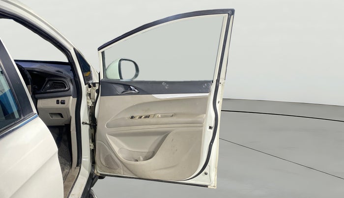 2018 Mahindra MARAZZO M6 8 STR, Diesel, Manual, 1,14,645 km, RHS Front Door