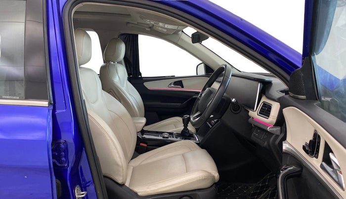 2022 Mahindra XUV700 AX 7 LUXURY D MT 7 STR, Diesel, Manual, 58,100 km, Right Side Front Door Cabin