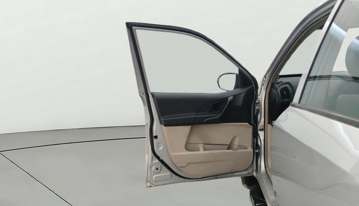 2016 Mahindra XUV500 W4, Diesel, Manual, 84,397 km, LHS Front Door