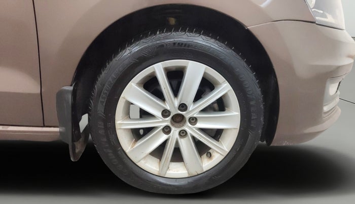 2017 Volkswagen Vento HIGHLINE PETROL AT, Petrol, Automatic, 1,13,017 km, Right Front Wheel