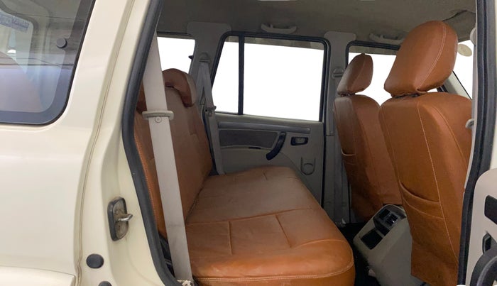 2017 Mahindra Scorpio S4 PLUS 1.99 INTELLI-HYBRID, Diesel, Manual, 61,856 km, Right Side Rear Door Cabin