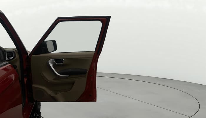 2018 Mahindra TUV300 T10 DUAL TONE, Diesel, Manual, 1,14,191 km, RHS Front Door