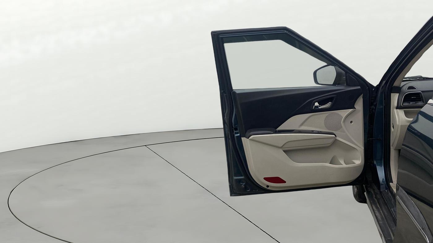 2022 Mahindra XUV300 W8 (O) 1.2 PETROL AMT, Petrol, Automatic, 1,19,785 km, LHS Front Door
