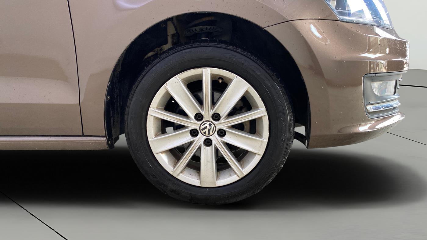 2015 Volkswagen Vento HIGHLINE PETROL AT, Petrol, Automatic, 51,090 km, Right Front Wheel
