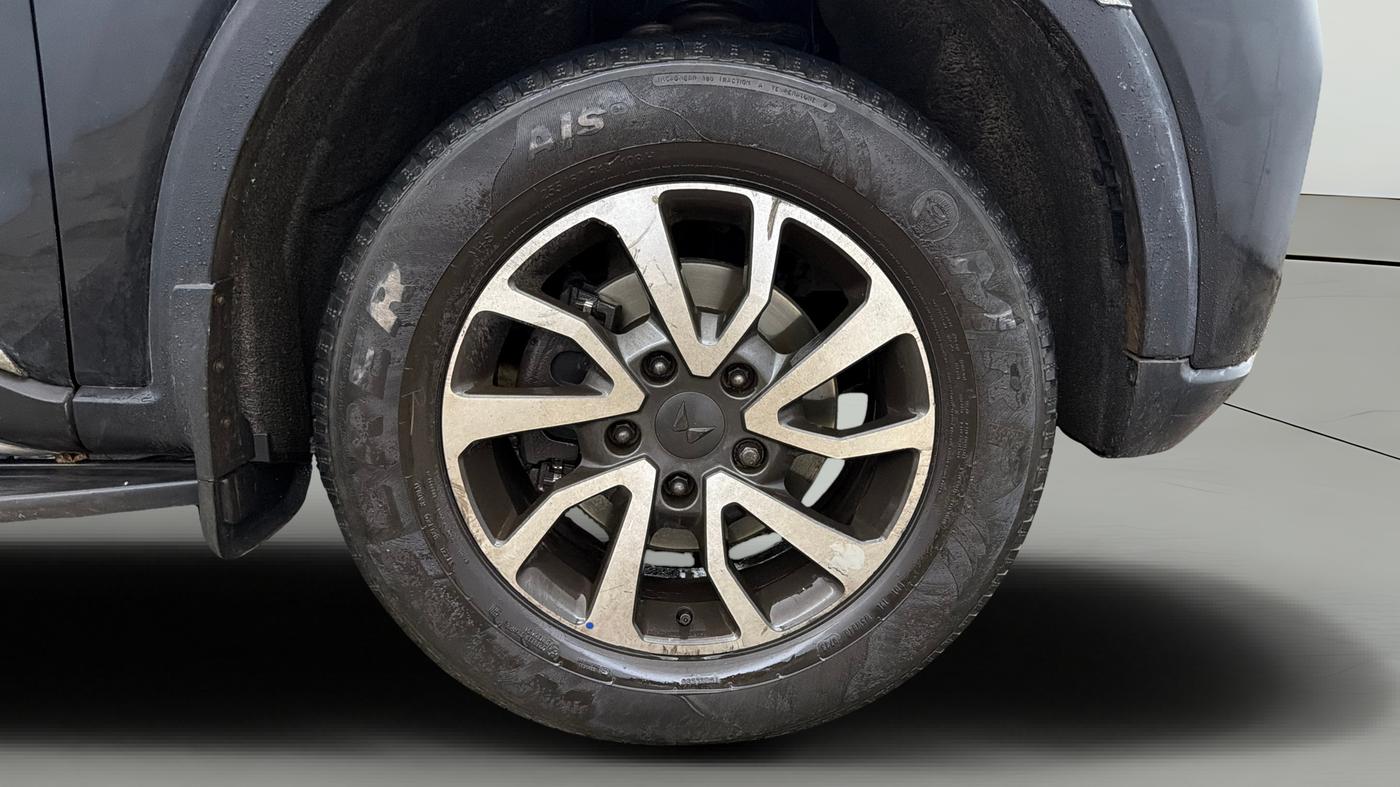 2023 Mahindra SCORPIO-N Z8 PETROL AT 7 STR, Petrol, Automatic, 1,00,822 km, Right Front Wheel