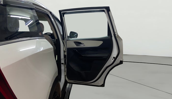 2021 Mahindra XUV700 AX 7 LUXURY P AT 7 STR, Petrol, Automatic, 59,814 km, RHS Rear Door