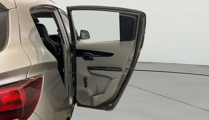 2016 Mahindra Kuv100 K2 6 STR, Petrol, Manual, 38,585 km, RHS Rear Door