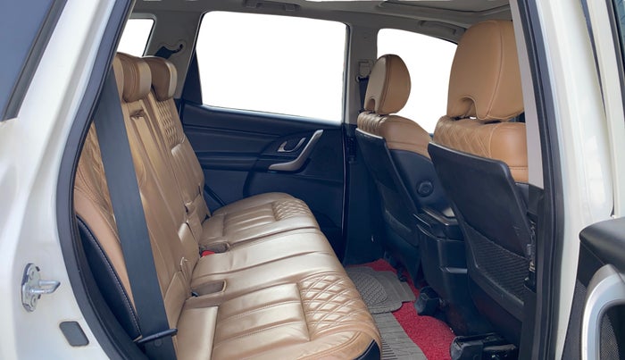 2019 Mahindra XUV500 W11 (O) AWD, Diesel, Manual, 63,104 km, Right Side Rear Door Cabin