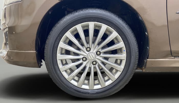 2015 Maruti Ciaz ZXI, Petrol, Manual, 1,05,449 km, Left Front Wheel